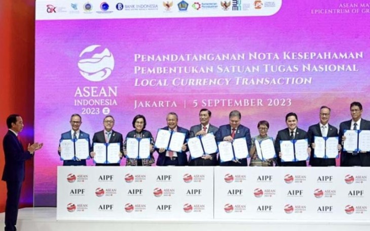 Presiden Jokowi saat Saksikan Penandatanganan Nota Kesepahaman Satgas Nasional Transaksi Mata Uang Lokal