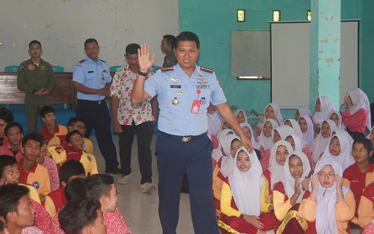 Danlanud RSA Natuna Kolonel Pnb Dedy Iskandar, S.Sos., M.M.S., M.Han., saat melakukan sosialisasi penerimaan prajurit TNI Angkatan Udara di sebuah Sekolah Menengah Atas Negeri (SMAN) 1 Bunguran Timur, Ranai, Kabupaten Natuna, Provinsi Kepulauan Riau, Kamis (16/11/2023).