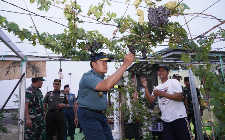 Panglima TNI Laksamana TNI Yudo Margono S.E., M.M. melaksanakan pengecekan langsung ke lapangan untuk memastikan kelancaran pelaksanaan Gerakan Nasional Ketahanan Pangan di lingkungan TNI, di Ds. Wanajaya, Kec. Cibitung, Kab. Bekasi, Jawa Barat, Selasa (31/10/2023).