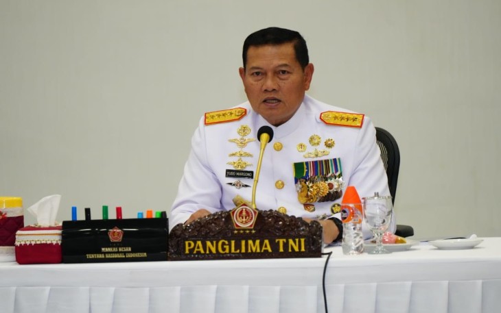 Panglima TNI Laksamana TNI Yudo Margono, S.E., M.M., saat menerima paparan Pangkogabwilhan I Laksdya TNI Erwin S. Aldedharma, S.E., M.M., M.Sc., mengenai Pengamanan KTT ke-43 ASEAN SUMMIT Tahun 2023. Bertempat di Wisma Ahmad Yani, Menteng, Jakarta Pusat. Kamis (17/8/2023).
