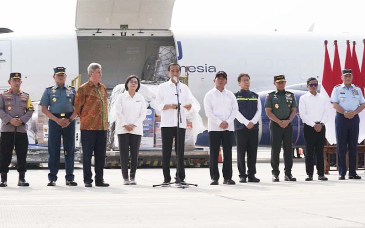 Presiden RI Joko Widodo saat melepas pengiriman bantuan sosial ke Palestina bertempat di Baseops Lanud Halim Perdana Kusuma, Jakarta Timur, Senin (20/11/2023).