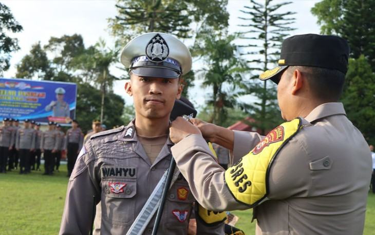 Kapolres Kepahiang saat Serahkan Bet Kepada Polisi RW