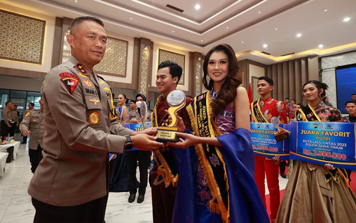 Kapolda Jatim Irjen Drs Imam Sugianto saat memberikan hadiah juara Duta Lalu Lintas tahun 2023.