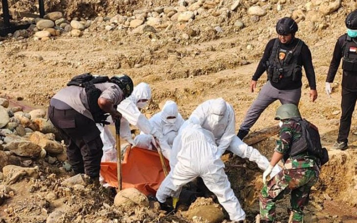 Proses evakuasi jenazah korban Pembunuhan KSTP dari Kali Ei