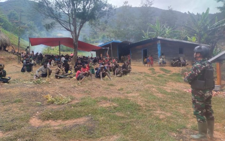 Satgas Yonif Mekanis 203/AK saat Hadir di Tengah Warga yang Berduka