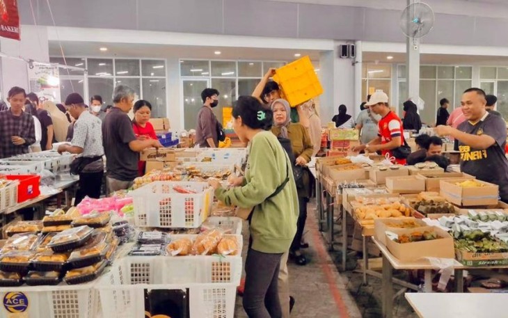 Penjual dan Pembeli Kue Pasar Kue Subuh Senen