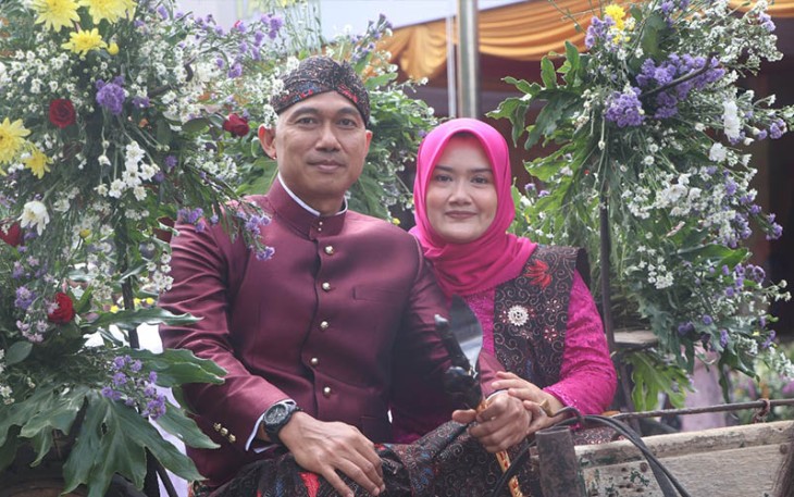 Komandan Kodim 0807 Tulungagung Letkol Czi Nooris Agus Rinanto S.I.P, mengenakan pakaian adat Jawa lengkap bersama isteri, turut hadir dalam prosesi Tradisi Bersih Nagari Tulungagung di halaman Pendopo Kongas Arum Kusumaning Bongso Kabupaten Tulungagung, Sabtu, (18/11/2023).