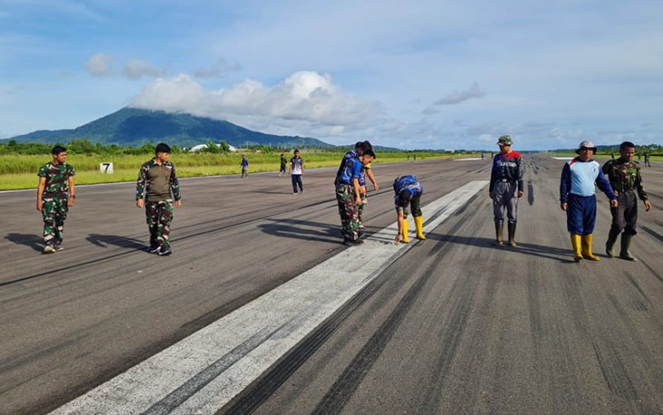 Lanud Raden Sadjad saat Bersihkan Runway