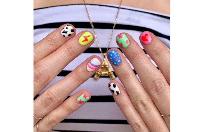 Penggunaan nail art atau kutek pada kuku tangan (Sumber : Pinterest)