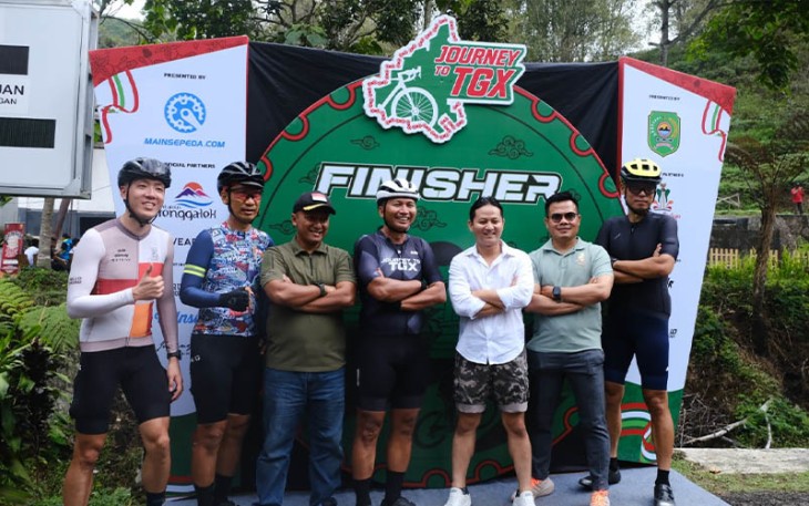 Penyambutan peserta gowes Journey to TGX di Dilem Wilis, perkebunan kopi zaman Belanda di Desa Dompyong Kecamatan Bendungan, Minggu (3/12/2023).