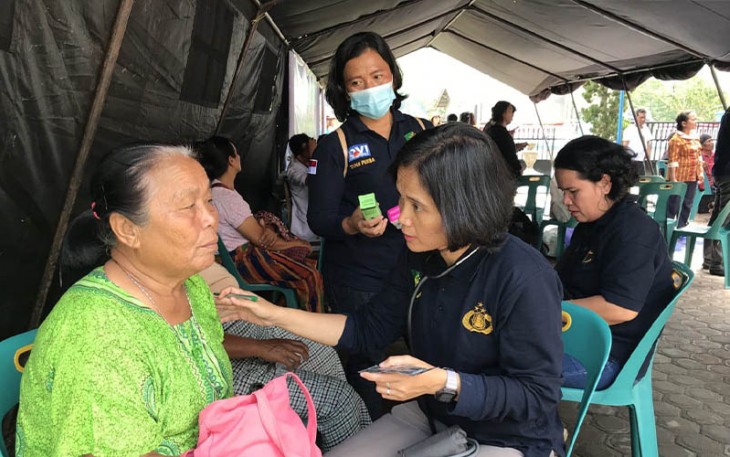 Tim Dokkes Polres Simalungun saat Berikan Bantuan Kesehatan bagi Korban Banjir Bandang di Humbahas