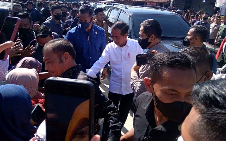 Presiden Joko Widodo saat blusukan dan bertemu pedagang di pasar Menden kecamatan Kradenan.