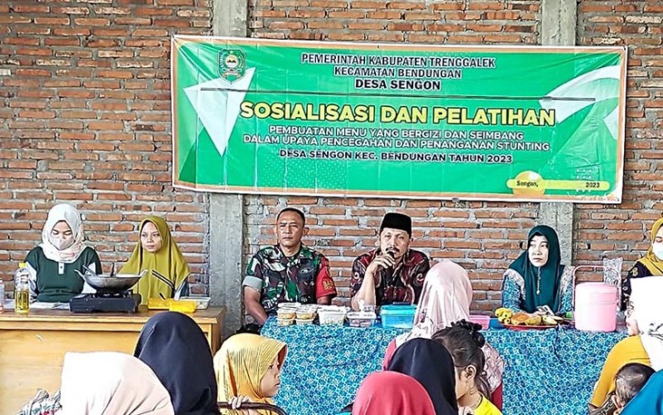  Babinsa Sengon saat Turut Dampingi Pelatihan Pembuatan Menu Pangan Bergizi dan Seimbang