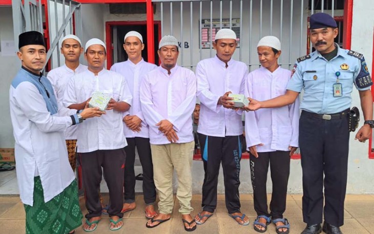 Kepala Lapas Kelas III Suliki, Kamesworo, membagikan Takjil kepada seluruh warga/santri binaan.