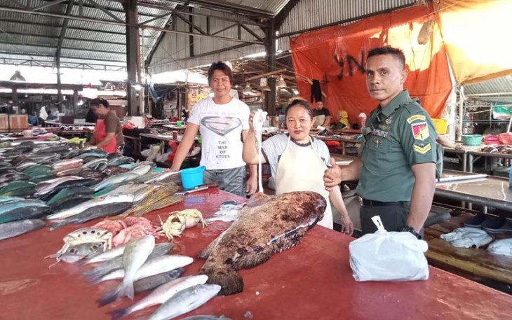 Sertu Santoni Songa saat Komsos dengan Pedagang Ikan