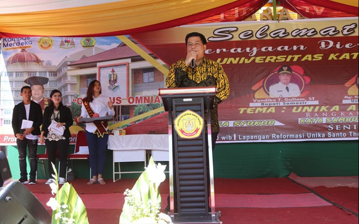 Bupati Samosir Vandiko Timotius Gultom saat memberi sambutan