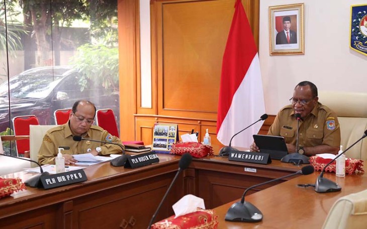 Wamendagri John Wempi Wetipo saat memimpin Rapat Koordinasi (Rakor) Percepatan Penandatanganan NPHD Kegiatan Pilkada Tahun 2024 Se-Provinsi Sulawesi Tengah, Sulawesi Barat, Sulawesi Utara, dan Gorontalo secara virtual, Selasa (21/11/2023).
