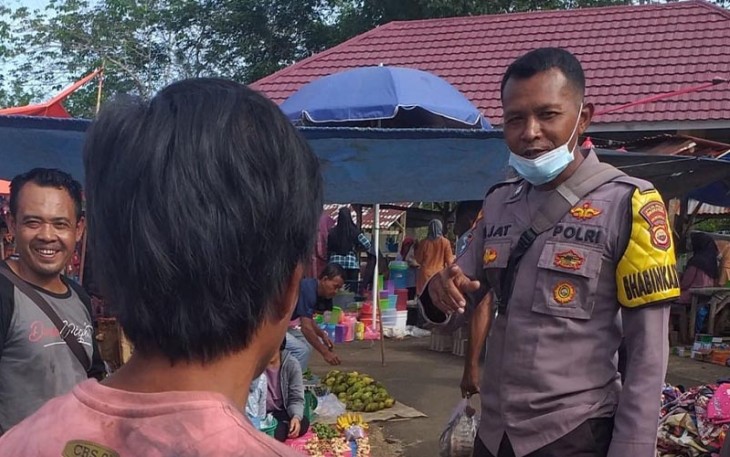 Bhabinkamtibmas saat berikan imbauan