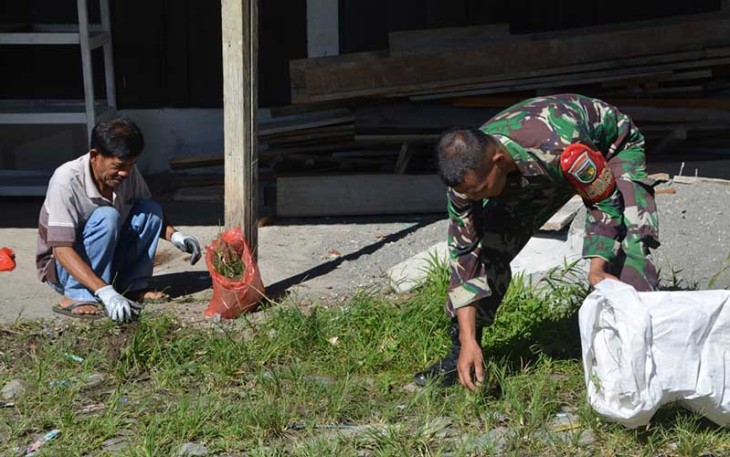 Anggota Kodim 1710/Mimika Gelar Karya Bakti di Pasar Jiliale