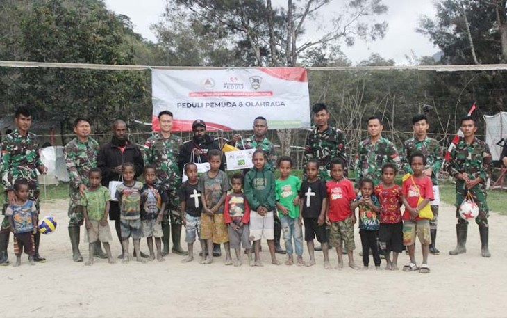 Satgas Yonif Mekanis 203/AK saat Bagikan Sarana Olahraga Kepada Pemuda Desa Tima