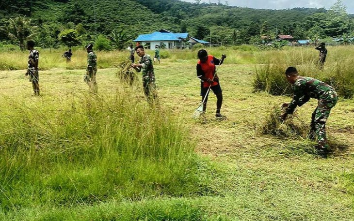 Satgas Yonif  Raider 142/KJ saat Lakukan Pembersihan Lapangan Bola
