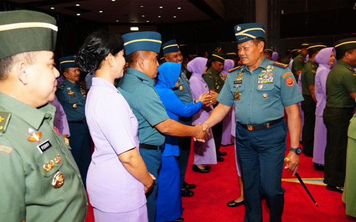 Panglima TNI Laksamana TNI Yudo Margono mengucapkan selamat atas kenaikan pangkat.