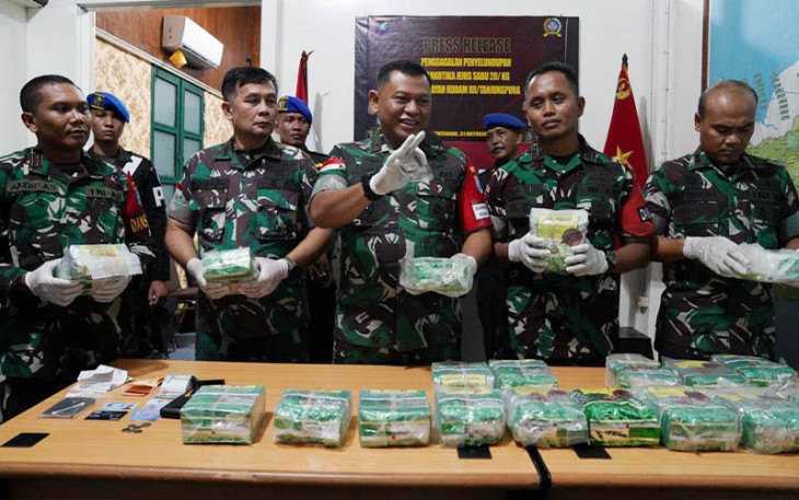 Danrem 121/Abw Brigjen TNI Luqman Arief, S.I.P., selaku Dankolakops Rem 121/Abw saat menggelar Press Release 