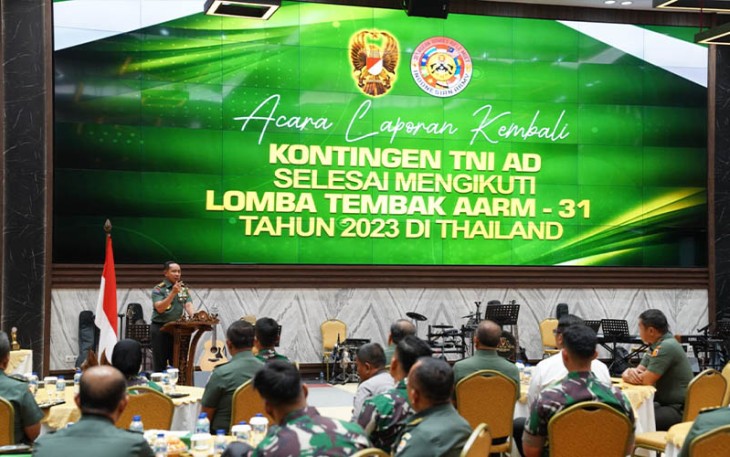 Panglima TNI saat menerima Kontingen TNI AD yang telah mengikuti lomba menembak AARM-31 di Thailand tahun 2023,  di Aula GPH Djatikusumo Mabesad, Jakarta Pusat, Senin (27/11/2023).