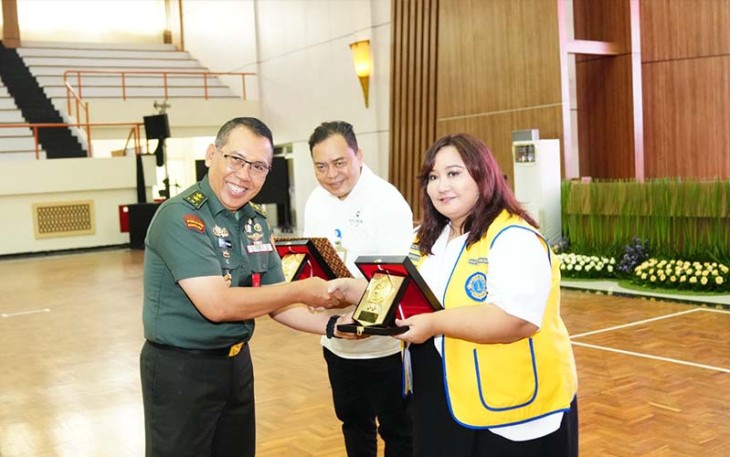 Kapuskes TNI  Mayjen TNI Dr. dr. Yenny Purnama, Sp.A(K)., M.Kes, MARS., M.H. dalam acara Bakti Kesehatan Pemeriksaan Gula Darah dan Pemeriksaan Mata dalam rangka Peringatan HUT ke-55 Puskes TNI, bertempat di GOR A. Yani Mabes TNI Cilangkap, Jakarta Timur, Senin (11/12/2023).
