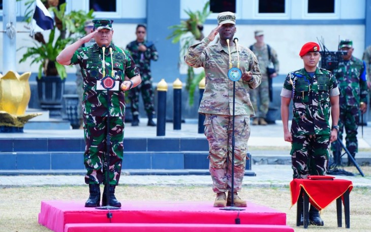 Panglima TNI Laksamana TNI Yudo Margono, S.E.,M.M. bersama I Corps Commanding General Lt Gen Brunson dalam upacara pembukaan Super Garuda Shield di Puslatpur 5 Marinir Baluran Jawa Timur, Kamis (31/8/2023).