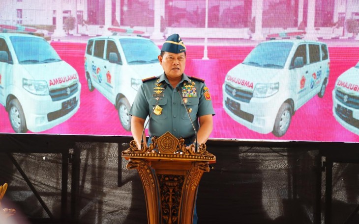 Panglima TNI Laksamana TNI Yudo Margono, S.E., M.M., saat menerima hibah 6 unit kendaraan ambulance  dari Bank Rakyat Indonesia (BRI) di Plaza Mabes TNI, Cilangkap, Jakarta Timur, Jumat (8/9/2023).