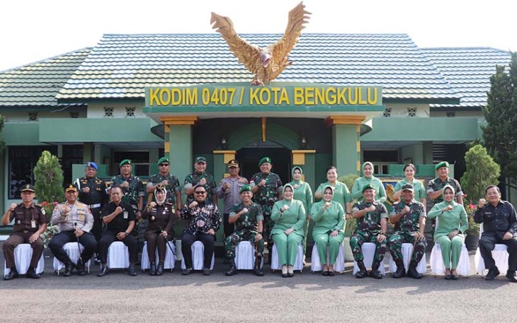 Foto bersama Pangdam II/Sriwijaya Mayjen TNI Yanuar Adil didampingi ketua Persit KCK Daerah II/Sriwijaya Ny. Mila Yanuar Adil dan Keluarga Besar Kodim 0407/Kota Bengkulu beserta Danrem 041/Gamas dan unsur Forkopimda Kota Bengkulu.