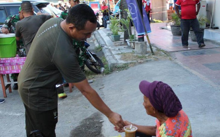 Dandim 1310/Bitung saat berbagi kasih kepada warga saat pimpin kegiatan Jumat berkah