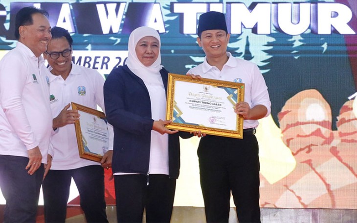 Bupati Trenggalek, Mochamad Nur Arifin, saat menerima penghargaan dalam acara Jambore Perhutanan Sosial Jawa Timur tahun 2023, di Ubaya Training Center, Trawas, Kabupaten Mojokerto, Selasa (28/11/2023).