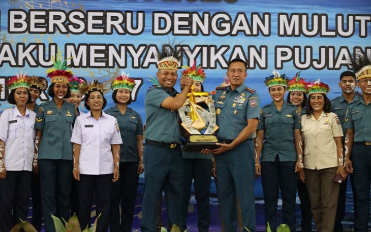 Penyerahan hadiah Lomba Pesparawi tingkat TNI AL