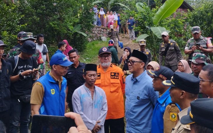 BPBD Kabupaten Bogor melakukan penanganan saat terjadi longsor di Kampung Sempur Bates, Desa Petir, Kecamatan Dramaga, Kabupaten Bogor, Minggu (26/11). 