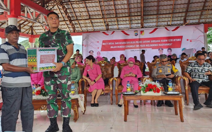 Danyonmarhanlan VIII Bitung saat memberikan bantuan kepada warga