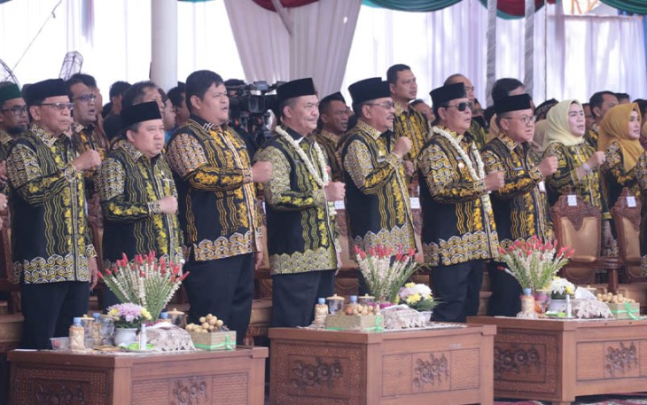 Kepala BSKDN Kemendagri Yusharto Huntoyungo (empat dari kiri) dalam acara Puncak Peringatan Hari Jadi Ke- 58 Kabupaten Tabalong yang berlangsung di Halaman Pendopo Bersinar pada Jumat, 8 Desember 2023.