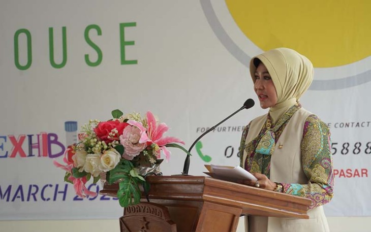 Wakil Ketua Yayasan, Ny. Lusi Sachono saat membacakan sambutan Ketua Yayasan Kartika Jaya Cabang VII Udayana, Ny. Dinni Sonny Aprianto.