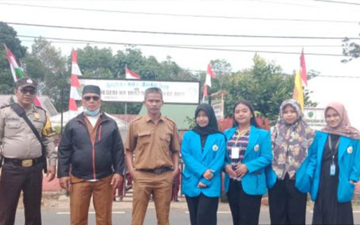 Bhabinkamtibmas Polsek Sipirok, Aipda Thomas M Harahap, menyerahkan bantuan pembatas Jalan hasil dari koordinasi bersama Dinas Perhubungan Tapanuli Selatan (Tapsel), agar anak-anak Sekolah lebih aman saat menyeberang, Senin (7/8/2023) pagi.