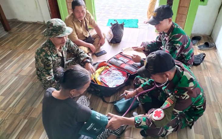 Satgas Pamtas Yonif 645/GTY saat Berikan Layanan Kesehatan dan Baksos