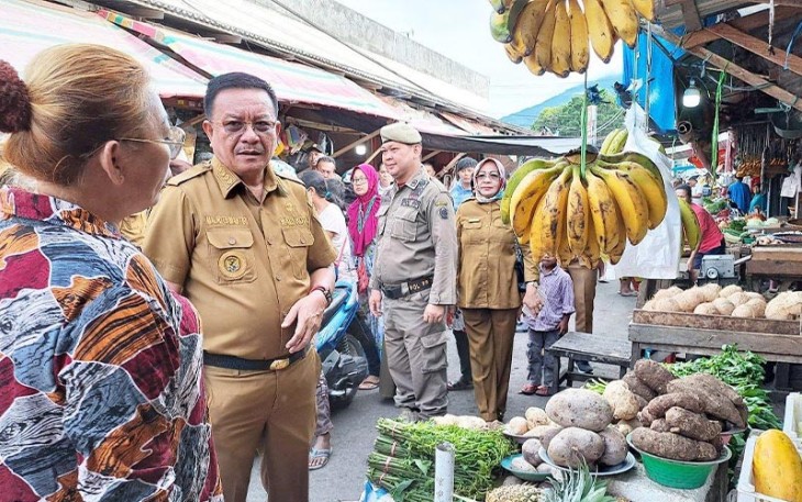 Walikota Bitung saat meninjau pasar Girian
