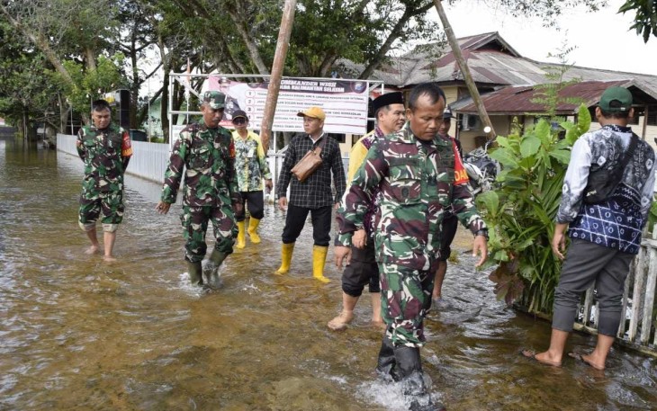 Dandim 1005/Barito Kuala bersama Unsur Forkopimda saat Monitoring Bencana Banjir