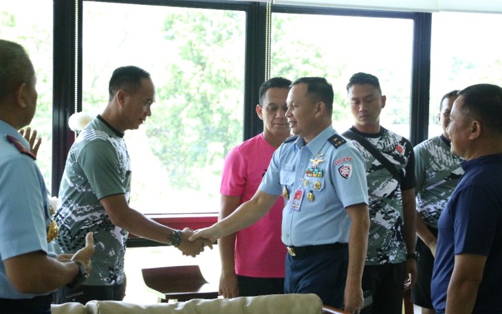 Panglima Komando Operasi Udara I Marsda TNI Mohammad Nurdin menerima kedatangan kontingen Tim Tenis Lapangan Koops Udara I setelah usai meraih Juara 3 di Turnamen Tenis Lapangan Kasau Cup 2024, bertempat di Ruang Arjuna Makoops Udara I, Kamis (22-2-2024)