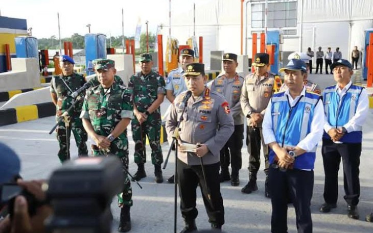 Kapolri Jenderal Listyo Sigit Prabowo di Gerbang Tol Prambanan saat meninjau kesiapan Tol Fungsional Solo-Jogja Kamis, (19/12/2024).