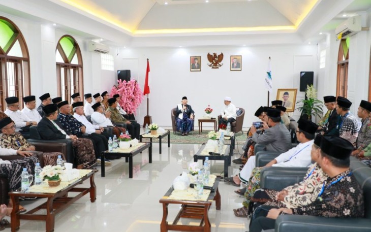 Wakil Presiden RI Ma’ruf Amin bersilaturahmi dengan ulama dan pimpinan pondok pesantren (Ponpes), di Ponpes Maslakul Huda Desa Kajen, Kecamatan Margoyoso, Kabupaten Pati, Sabtu (27/1/2024) kemarin.