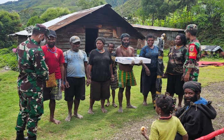 Babinsa Posramil Tingginambut Serda Yacob Imbiri dan Serda Steven memberikan bantuan berupa lampu solarcer kepada keluarga Ano Manggen Kogoya dan keluarga Palang Wanimbo warga binaan agar dapat menerangi halaman rumah maupun jalan yang di lewati, Tingginambut, Papua, Sabtu (13/1/2024)