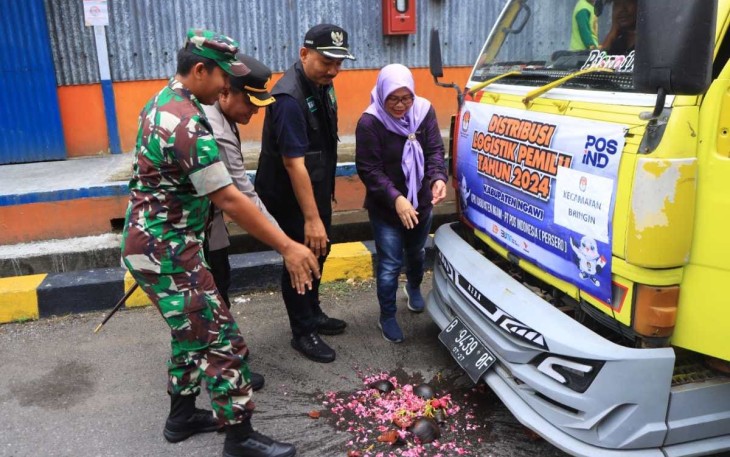 Dandim 0805/Ngawi  bersama Kapolres Ngawi, Bupati Ngawi dan Ketua KPU Kab.Ngawi meninjau langsung gudang logistik Pemilu tahun 2024, dan Berangkatkan Distribusi logistik Kotak Suara pemilu 2024 dengan menggunakan jasa kantor pos bertempat di gudang logistik (Bulog) Jl.Raya Ngawi - Maospati,Deda Keniten, Kecamatan Geneng, Kabupaten Ngawi. Sabtu (10/02/2024)