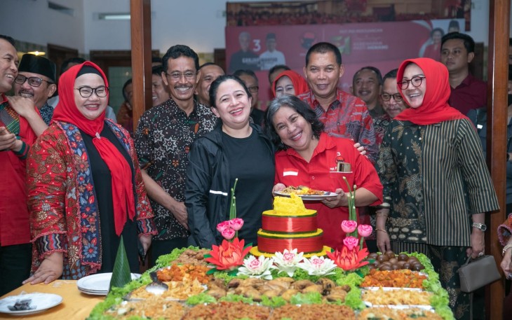 Ketua DPR RI sekaligus Ketua DPP PDIP Puan Maharani menghadiri syukuran hari jadi partai berlambang banteng moncong putih itu di Solo, Jawa Tengah