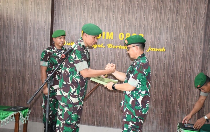 Tradisi Penerimaan dan Pelepasan Pejabat Komandan Kodim 0802/Ponorogo bertempat di Gedung Aula Paraduta Kodim 0802/Ponorogo, Sabtu (24/02/2024).